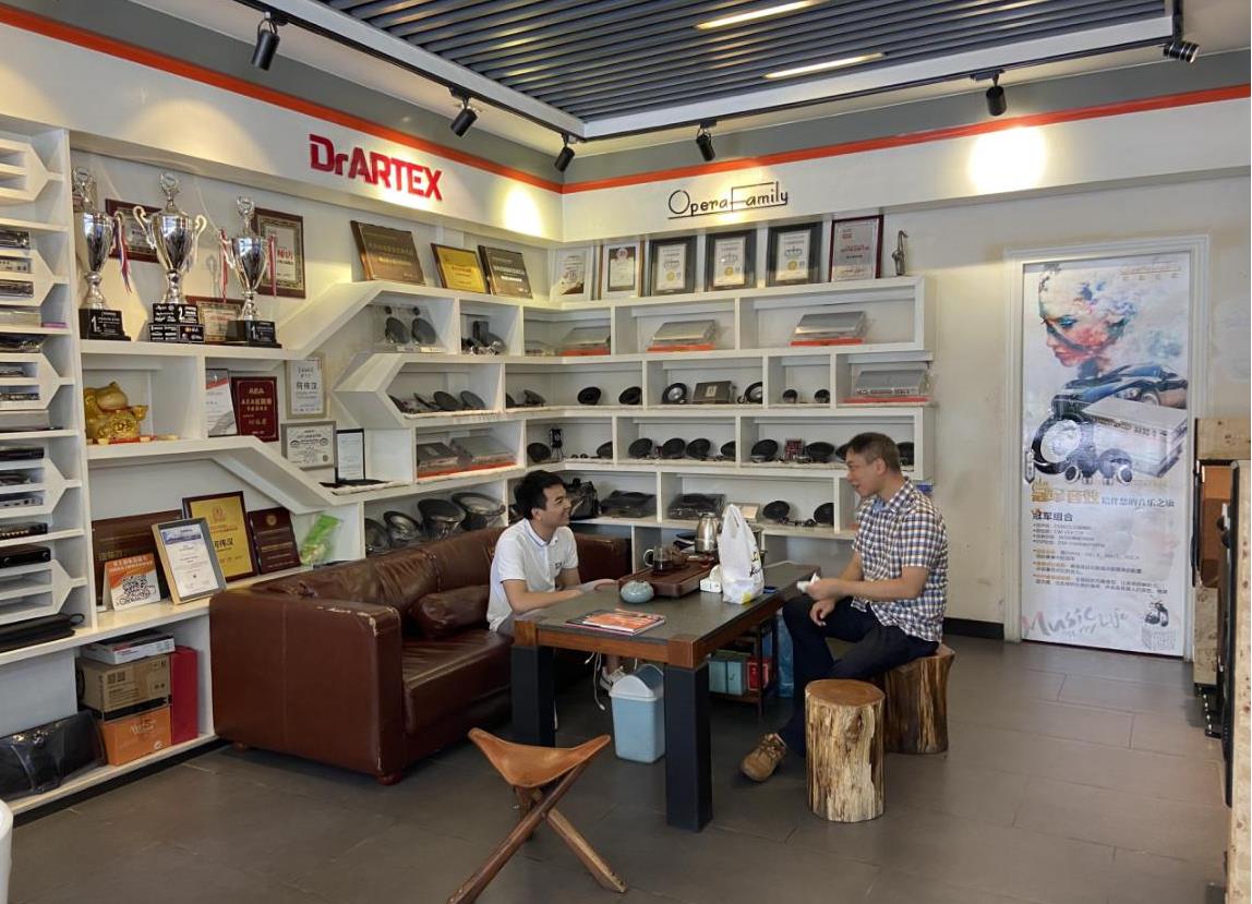 一个专业的汽车音响改装店是怎样的？